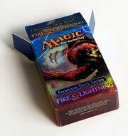 Premium Deck Series: Fire & Lightning: Scatola di cartone "Fiamme della Mano Infuocata"